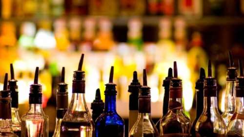 Πειραιάς: Κατασχέθηκαν 10 κοντέινερ με 145.000 μπουκάλια με ποτά &quot;μπόμπες&quot; [βίντεο]