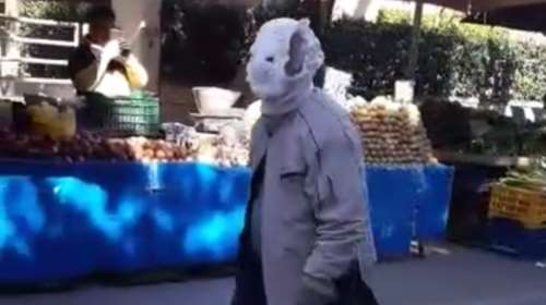 Απίστευτος παππούς: Φόρεσε... πάμπερς στο κεφάλι και πήγε στη λαϊκή [βίντεο]