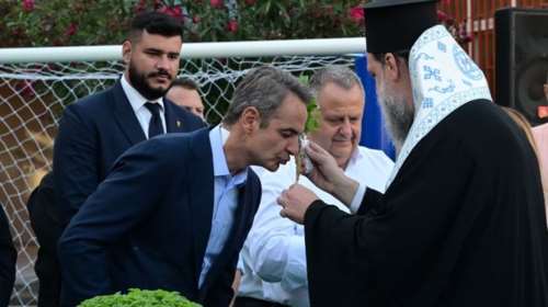 Στον αγιασμό του 8ου Δημοτικού Ν. Φιλαδέλφειας ο Μητσοτάκης με έμπλαστρο στον αυχένα - Επαθε ψύξη στη ΔΕΘ [εικόνες]