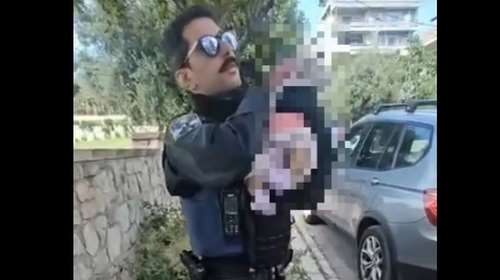 Άλιμος: Η στιγμή που αστυνομικός βρίσκει το μωρό δίπλα σε κάδο σκουπιδιών και το παίρνει αγκαλιά [βίντεο]