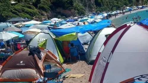 Εύβοια: &quot;Βροχή&quot; τα πρόστιμα για τις σκηνές που &quot;έπνιξαν&#39; την παραλία Ψάθα - Δεν πτοήθηκαν οι κατασκηνωτές