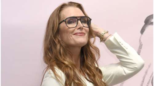 Μπρουκ Σιλντς: Glamorous με λευκό μπλέιζερ και εκτυφλωτικά φλατ παπούτσια σε βραδινή έξοδο