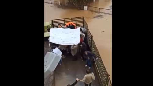 Λάρισα: 80 άτομα απεγκλωβίστηκαν πάνω σε καρότσα τρακτέρ - Χωρίς φαγητό και νερό για 24 ώρες [Βίντεο]