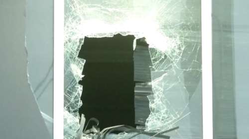 Κινηματογραφική διάρρηξη στη Μεταμόρφωση: Έπεσαν με ΙΧ στην τζαμαρία και άρπαξαν το χρηματοκιβώτιο [βίντεο]