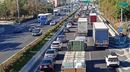 Μποτιλιάρισμα στον Κηφισό: Ξέσπασε φωτιά σε φορτηγό στο ρεύμα προς Πειραιά [βίντεο]