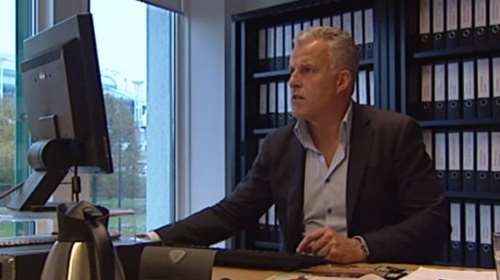 Υπόθεση &quot;Καραϊβάζ&quot; στην Ολλανδία: Ποιος είναι ο διάσημος δημοσιογράφος που τον πυροβόλησαν για να του κλείσουν το στόμα