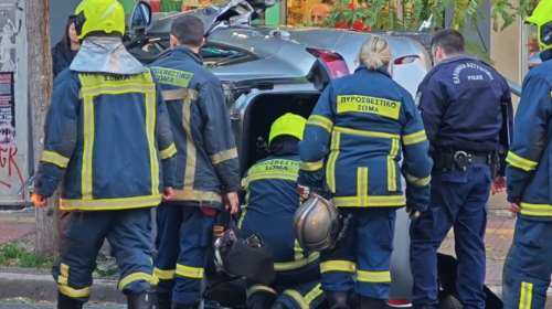 Σοκαριστικό τροχαίο στην Πατησίων: Αναποδογύρισε ΙΧ - Έκλεισε το ρεύμα προς Ομόνοια [βίντεο]