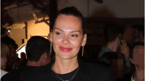Ανετη και στιλάτη η Υβόννη Μπόσνιακ: Ο απίθανος τρόπος που φόρεσε τις μαύρες εσπαντρίγιες στη Μύκονο