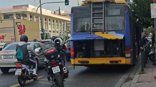 Φωτιά σε τρόλεϊ στη Βασιλίσσης Σοφίας - Κλειστή η λεωφορειολωρίδα στο ύψος του Μεγάρου [βίντεο]