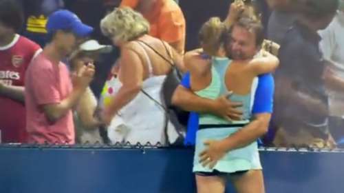 Τι απαντά η 16χρονη τενίστρια για τον περίεργο πανηγυρισμό, με τον πατέρα της να της χαϊδεύει τα οπίσθια [βίντεο]