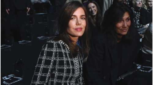 Chanel chic: Η Σαρλότ Κασιράγκι με μαυρόασπρο τουίντ ταγιέρ και γόβες T-bar