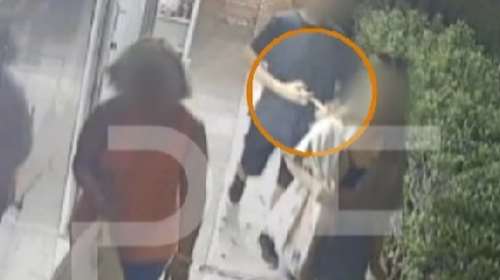 Ντοκουμέντο από την Καισαριανή: Η στιγμή που ο άγνωστος επιτίθεται με τη σύριγγα σε κοπέλα [βίντεο]