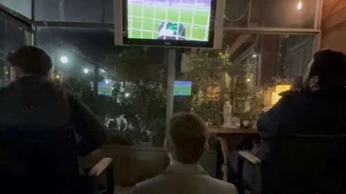 Ο Κασσελάκης πανηγυρίζει την πρόκριση του Παναθηναϊκού σε καφετέρια της Τρίπολης - Κάθισε στο πάτωμα να δει το ματς