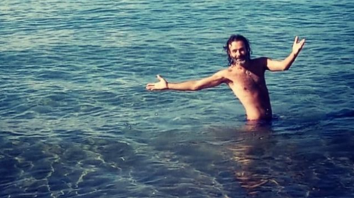 Ατρόμητος ο Θανάσης Ευθυμιάδης: Πήγε για μπάνιο παρά το τσουχτερό κρύο [εικόνα]