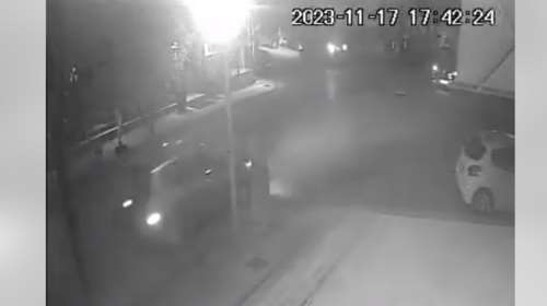 Η στιγμή που μοτοσικλετιστής παρασύρει και εγκαταλείπει πεζή - Βίντεο από το Ηράκλειο Κρήτης