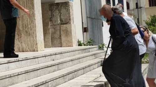 &quot;Τρόμος, φόβος, ντροπή&quot;: Ο εφιάλτης των κοριτσιών που κατήγγειλαν τον βιασμό τους από τον ιερέα στο Αγρίνιο