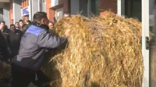 Επεισόδια στην Καβάλα: Οι αγρότες κατέλαβαν το κτίριο της Αντιπεριφέρειας – Πετούν άχυρα και γάλα [εικόνες - βίντεο]