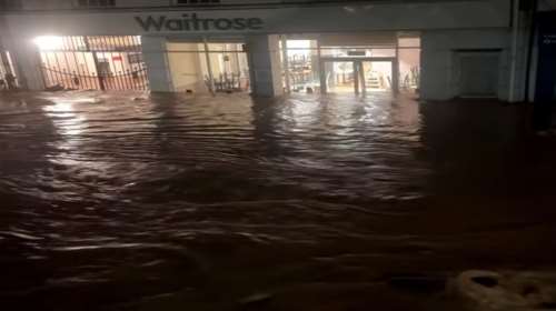 Χάος στην Πορτογαλία από την καταιγίδα Κλαούντια - Προκάλεσε τον θάνατο ενός ανθρώπου και πολλούς τραυματισμούς [βίντεο]