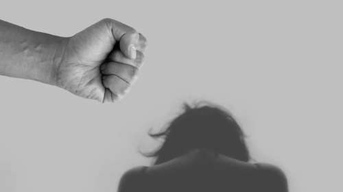 Κρήτη - Απίστευτο: Κρατούσε κλεισμένη στο σπίτι τη 40χρονη σύντροφό του- Της είχε βάλει και κοριό