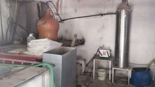 Στην τσιμπίδα του ΣΔΟΕ παράνομο αποστακτήριο σε σπίτι στο Ηράκλειο Κρήτης - Σαφάρι ελέγχων για ποτά &quot;μπόμπες&quot;