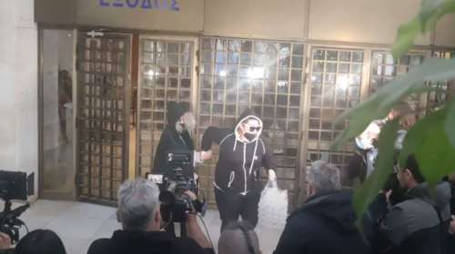 Ρούλα Πισπιρίγκου: Αμίλητες και με κουκούλες έφυγαν τρέχοντας από τη ΓΑΔΑ  η αδερφή και η μητέρα της [Βίντεο]