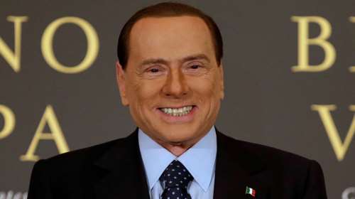 Forbes: Ο βίος και η αμύθητη περιουσία του Σίλβιο Μπερλουσκόνι που πουλούσε ηλεκτρικές σκούπες πριν γίνει μεγιστάνας