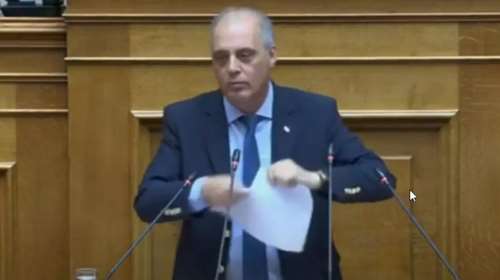 Νέο σόου Βελόπουλου: Έσκισε τη Συμφωνία των Πρεσπών στο βήμα της Βουλής [βίντεο]