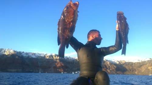 Η ιστορία του ψαροντουφεκά που ψαρεύει παράνομα με μπουκάλες- Πουλάει τα ψάρια σε ακριβά εστιατόρια στη Μύκονο