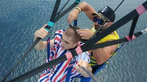 Κομμωτής - κασκαντέρ κουρεύει τους πελάτες τους σε βουνοκορφές, στον αέρα, μέχρι και στον βυθό της θάλασσας