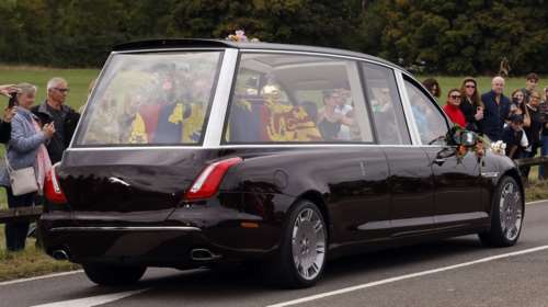 Βασίλισσα Ελισάβετ: Ο πλανήτης παρακολουθεί την κηδεία της - Κόσμος σε καφέ, μπαρ και πρεσβείες για να δει τη τελετή [εικόνες]