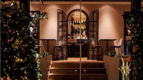 Γλυφάδα: Συνελήφθη 56χρονος ιδιοκτήτης γνωστού εστιατορίου - 31χρονη κατήγγειλε ότι τη βίασε μέσα στο μαγαζί του