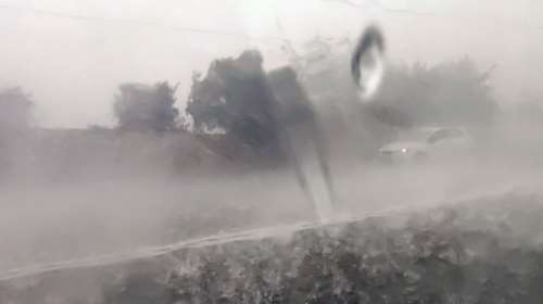 Μήνυμα 112 σε πολλές περιοχές για επικίνδυνα φαινόμενα: Θυελλώδεις άνεμοι, αποφύγετε τις μετακινήσεις