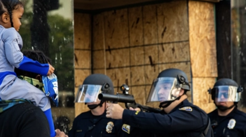 Διαδηλώσεις Φλόιντ: Viral η φωτογραφία που αστυνομικός είναι έτοιμος να ρίξει σε δίχρονο αγόρι