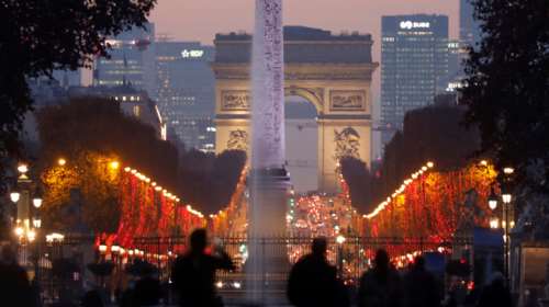 Το Παρίσι &quot;φορά&quot; τα γιορτινά του - Η εντυπωσιακή χριστουγεννιάτικη φωταγώγηση των Ηλυσίων Πεδίων