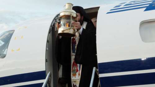 Το Άγιο Φως έφτασε στην Αθήνα - Χωρίς τιμές αρχηγού κράτους και με σεμνή τελετή