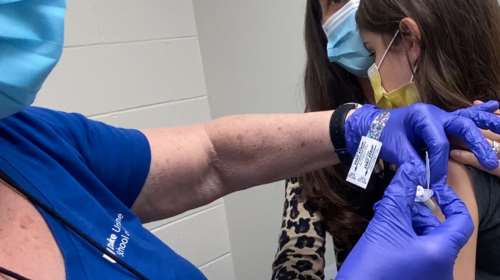 Κορονοϊός: &quot;Προ των πυλών&quot; ο εμβολιασμός των παιδιών -  Τι λένε γονείς και επιστήμονες