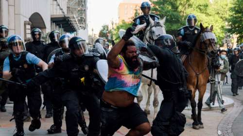 Στις φλόγες οι ΗΠΑ: Ο Τραμπ κάνει πίσω για το στρατό - Μύδροι από Ομπάμα, Μπους και Κάρτερ