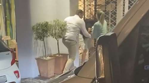 Απαράδεκτες εικόνες στη Σαντορίνη: Άγριο ξύλο μετά από τροχαίο ατύχημα - Τον στρίμωξε και του &#39;ριχνε γροθιές [Βίντεο]