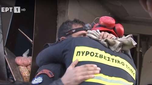 Συνταρακτικό: Έλληνες και Τούρκοι διασώστες αγκαλιάζονται με δάκρυα στα μάτια μόλις εντοπίζουν την άψυχη 7χρονη Φατμά