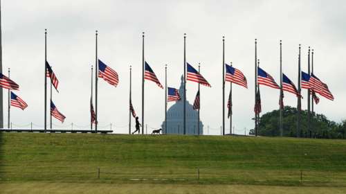 Στα όρια της υποκρισίας: Εντολή Τραμπ να κυματίζουν μεσίστιες οι αμερικανικές σημαίες για τα θύματα της πανδημίας