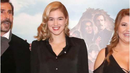 Νατάσα Εξηνταβελώνη: Στιλάτη με το απόλυτο βελούδινο κοστούμι σε βραδινή έξοδο