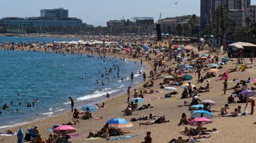 Οι Ισπανοί κατέκλυσαν τις παραλίες της Βαρκελώνης - Αψήφησαν τις συστάσεις των αρχών για παραμονή στο σπίτι
