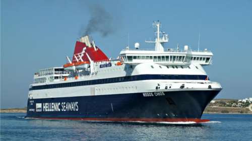 Καταπλέει στο λιμάνι του Λαυρίου το &quot;Blue Star Chios&quot; με πρόσφυγες και μετανάστες από έξι νησιά του ανατολικού Αιγαίου