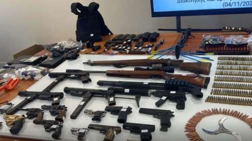 Το &quot;σούπερ μάρκετ&quot; όπλων και εκρηκτικών της Greek Mafia στη Δυτική Αττική: Με ποιες δολοφονίες συνδέονται πατέρας και γιος