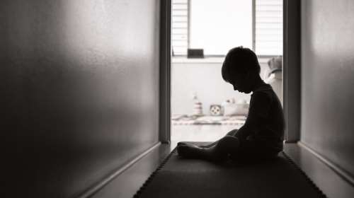 Θεσσαλονίκη: Ποινή χάδι σε άνδρα που &quot;σάπισε&quot; στο ξύλο τον δίχρονο γιο της συντρόφου του