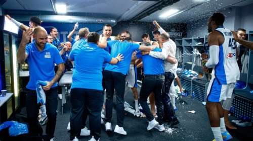 Τρέλα στα αποδυτήρια της Εθνικής μετά την κατάκτηση του χάλκινου μεταλλίου: Το live του Γιάννη και το μπουγέλο στον Σπανούλη