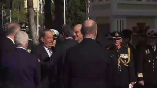 Η θερμή χειραψία Μητσοτάκη – Δένδια λίγο πριν την παρέλαση για την 28η Οκτωβρίου