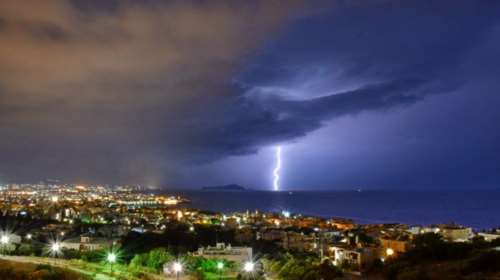 Καιρός: Άνοιξαν οι ουρανοί στην Κρήτη: Η νύχτα έγινε μέρα από τους κεραυνούς - Χείμαρροι οι δρόμοι, έντονο χαλάζι [βίντεο]