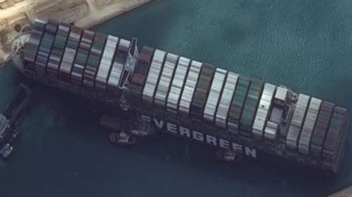 Διώρυγα Σουέζ: 321 πλοία παραμένουν εγκλωβισμένα - Κινήθηκε η πρύμνη του Ever Given
