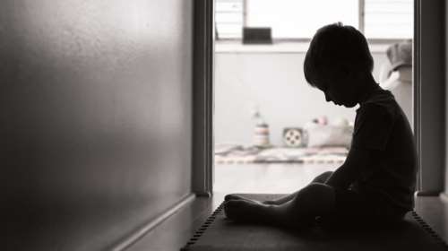 Άγιος Παντελεήμονας: Η 30χρονη μητέρα έβαζε να ζητιανεύουν τα τρία της παιδιά που ζούσαν με ποντίκια και κατσαρίδες